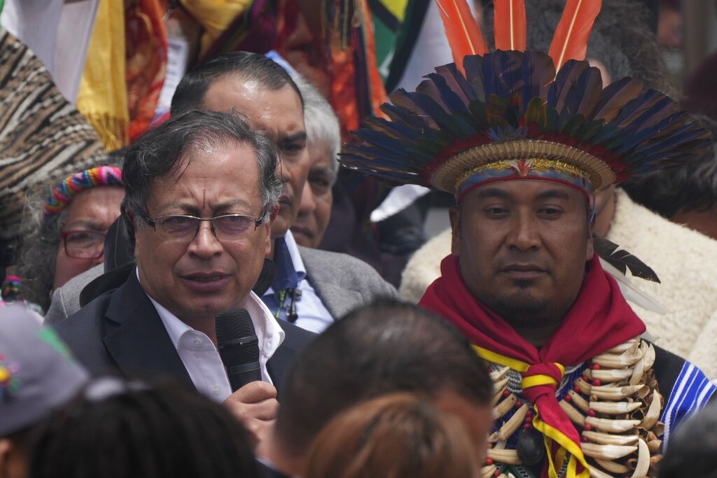 Gustavo Petro junto a comunidades indígenas en Colombia. | AP