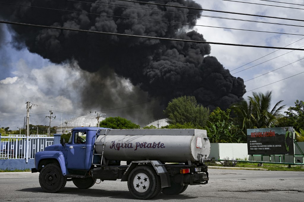 El incendio ha dañado un depósito de combustible en Matanzas. (AP)