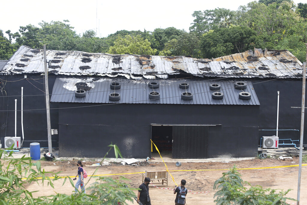 El incendio en la discoteca de Tailandia provocó la emergencia de bomberos. | AP