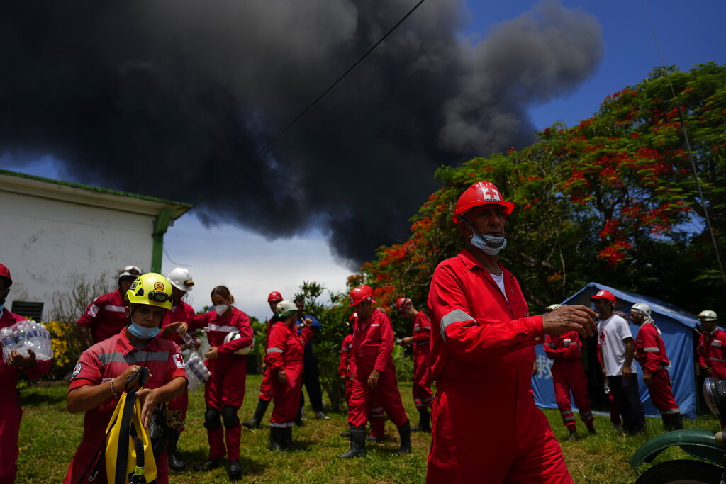 El incendio ocurrió en dos tanques de petróleo en Cuba. | AP