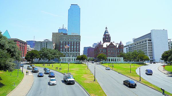 En la ciudad de Dallas, el Departamento de Servicios de Salud inocula a la población con edad superior a los 18 años con mayor tipo de riesgo. Especia