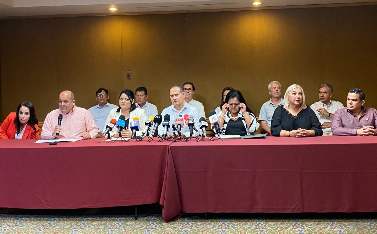 Integrantes de Morena Tamaulipas dieron rueda de prensa. (Antonio Hernández)