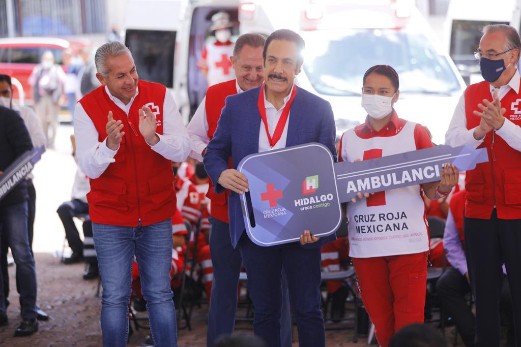El mandatario hidalguense entregó de manera simbólica las llaves de tres ambulancias (Cortesía)