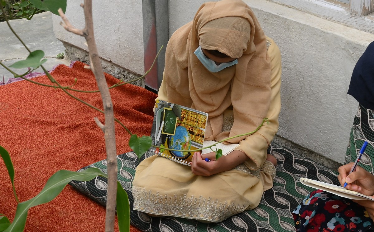Fotografía que muestra a niñas estudiando en un lugar no revelado en Afganistán.