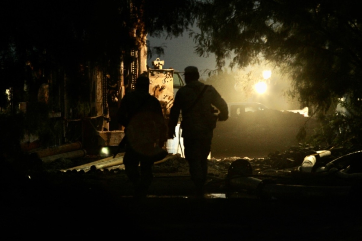 Ambulancia entra a zona de rescate de mineros en Sabinas. (Roberto Alanis)