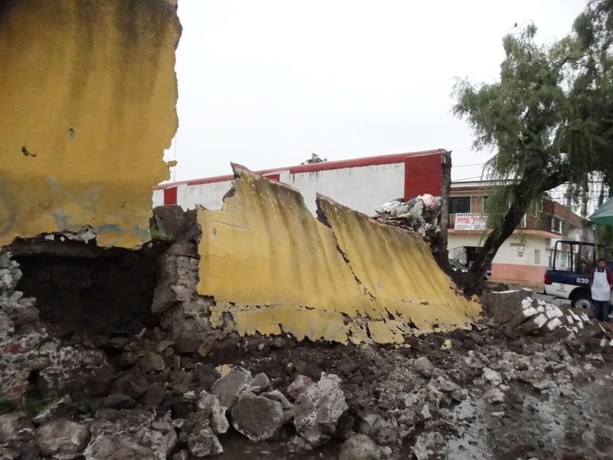 "Colpsa barda de ex convento en Zinacantepec por fuerte lluvias" | Especial.