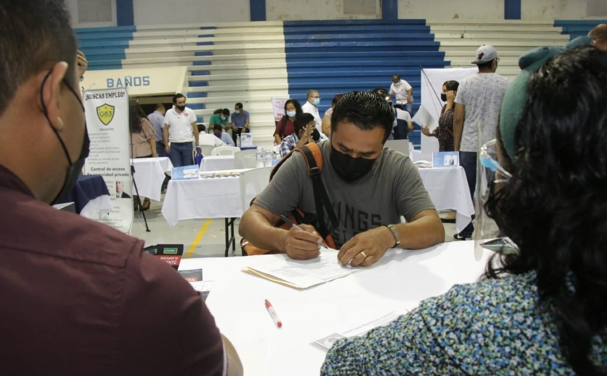 Desde tienditas hasta hospitales privados en feria del Empleo en Madero