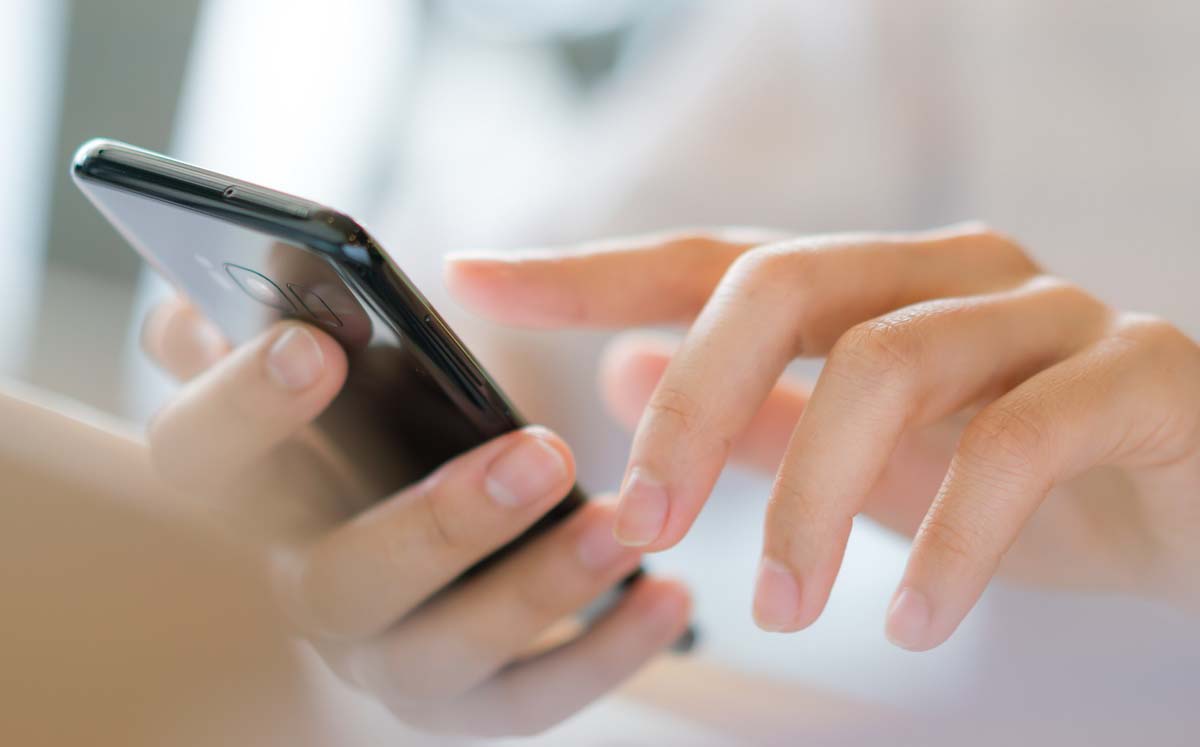 La mujer fue notificada por transferencias bancarias que no realizó. (Freepik)