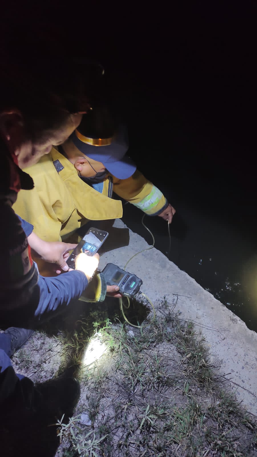 Vecinos de Tlaxcoapan localizaron el cuerpo de una persona que flotaba en el agua residual (Cortesía)
