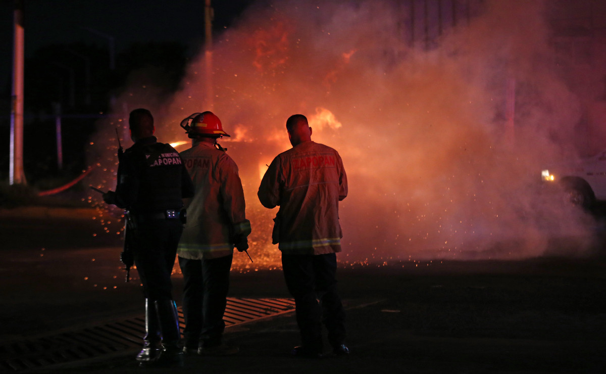 Bomberos y policías durante bloqueos en Zapopan (Fernando Carranza)