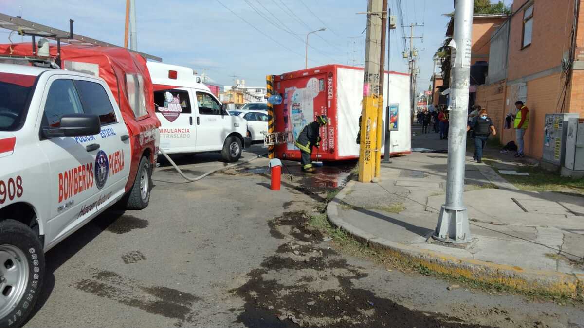 Camión de Coca-Cola vuelca y atropella a una mujer en Puebla