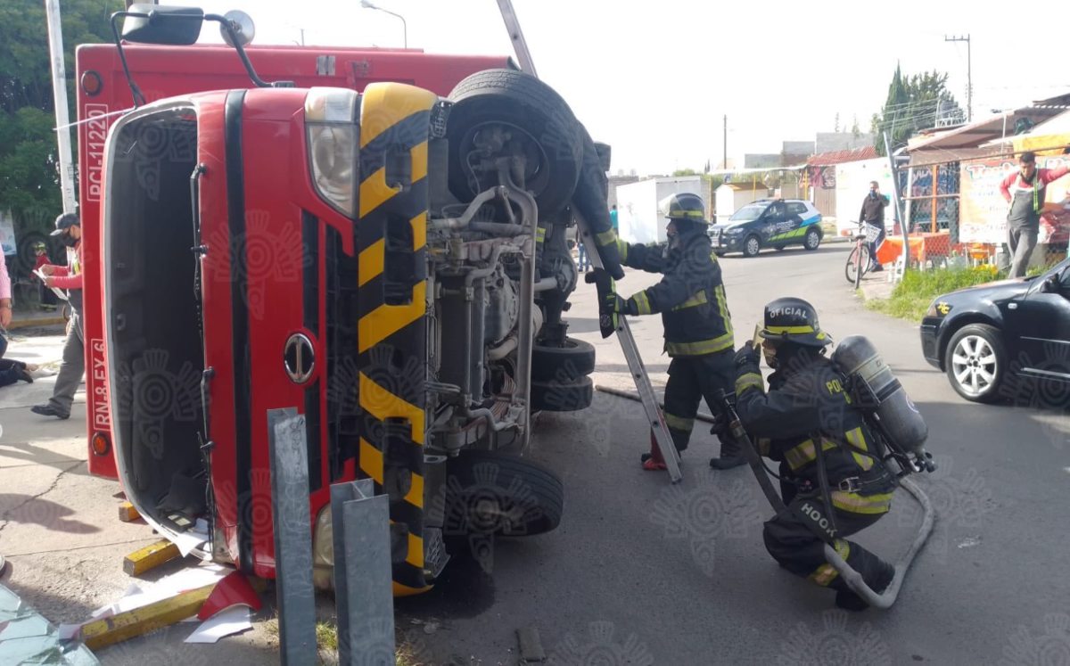 Camión de Coca-Cola vuelca y atropella a una mujer en Puebla | Especial