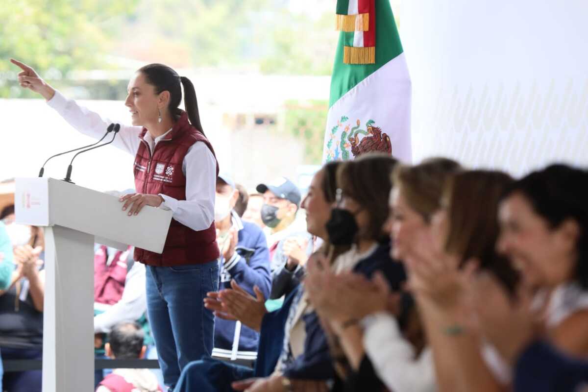 Claudia Sheinbaum en Iztapalapa con beneficiarios del programa Barrio Adentro. (Twitter)