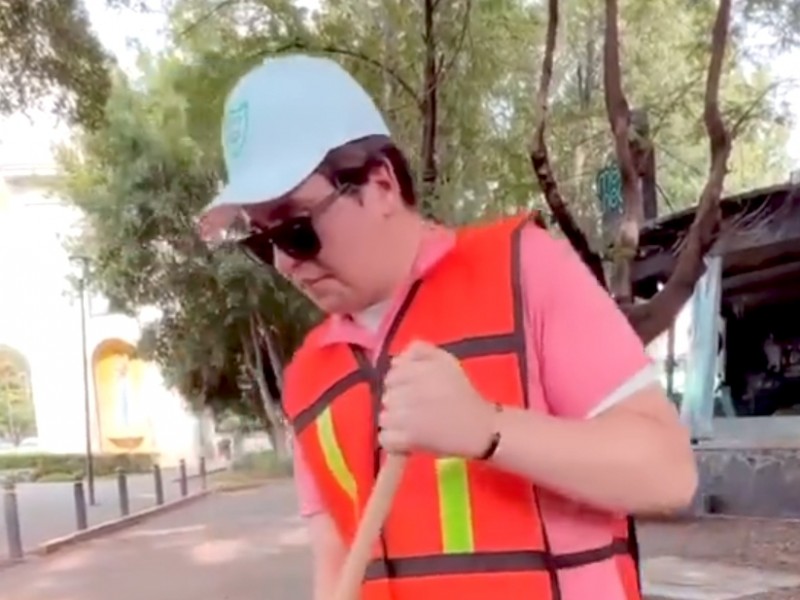 ‘Fofo’ Márquez limpia las calles de Guadalajara bailando. (Especial)