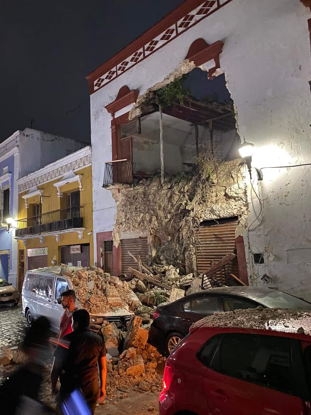 Las fuertes lluvias provocaron el desplome de la fachada. (Nancy Domínguez)