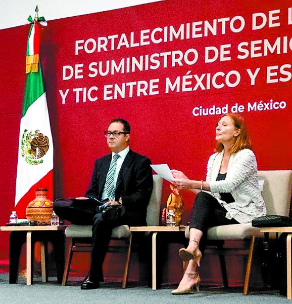El funcionario y la titular de Economía, Tatiana Clouthier, en el foro de semiconductores. Especial