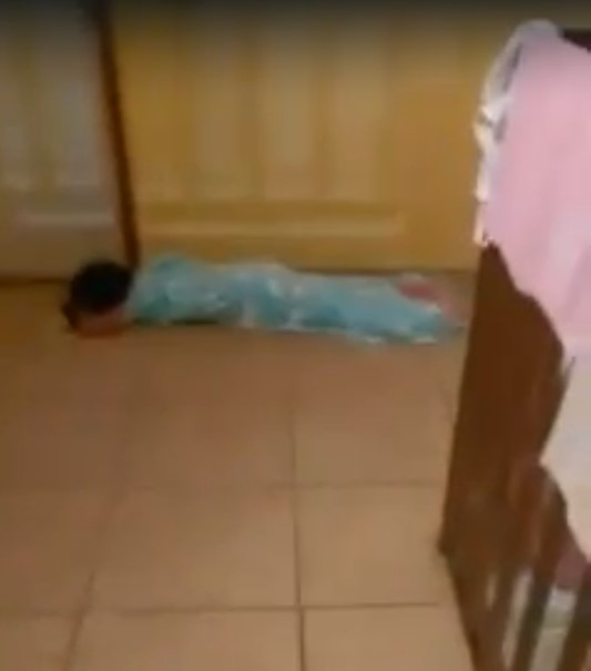 Las niñas dormían acostadas sobre el piso en los pasillos. (Especial)