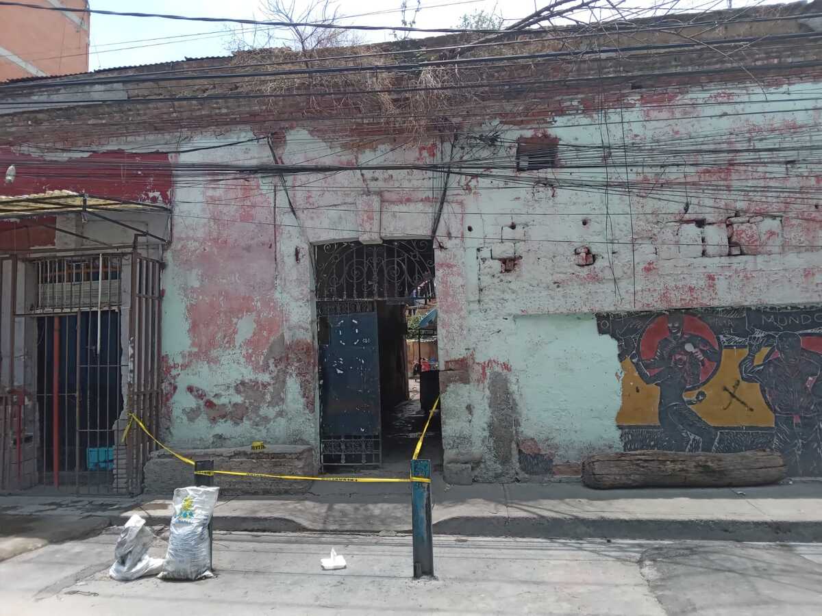 Personal de servicios periciales trabaja en la identificación del hombre. | Especial