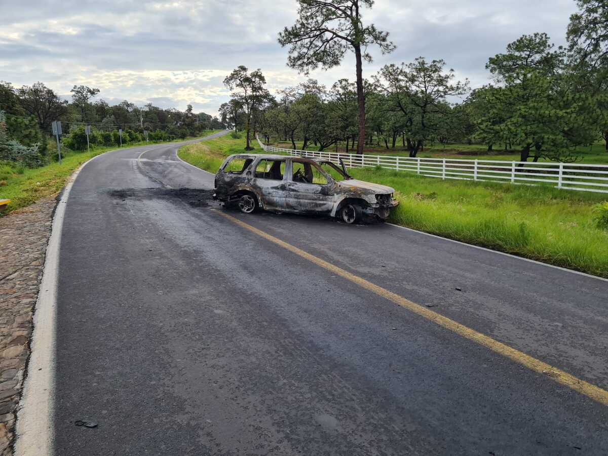 Retos auto incendiado tras bloqueos en Ixtlahuacán del Río (Juan Carlos Munguía)