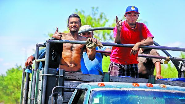 Trabajadores de la región llegan y se retiran de sus centros de labor en camionetas. Jorge Carballo
