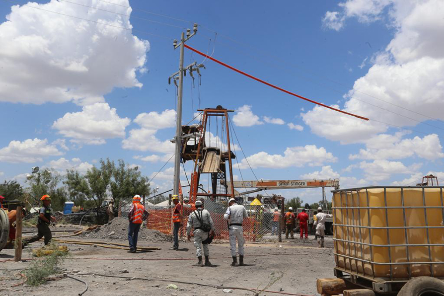 Los trabajos de rescate se han centrado durante toda la semana en drenar el agua que inunda los pozos