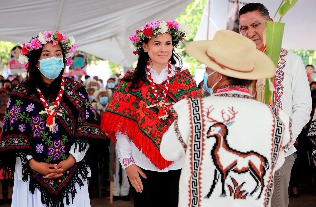 Alejandra Del Moral participó en una ceremonia mazahua.