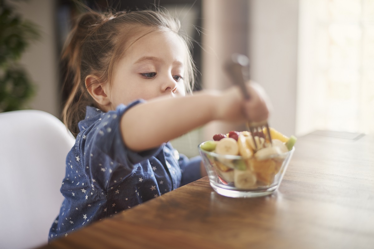 Los caprichos alimenticios se pueden quitar conforme se acostumbra al niño a todos los alimentos. (freepik.es)