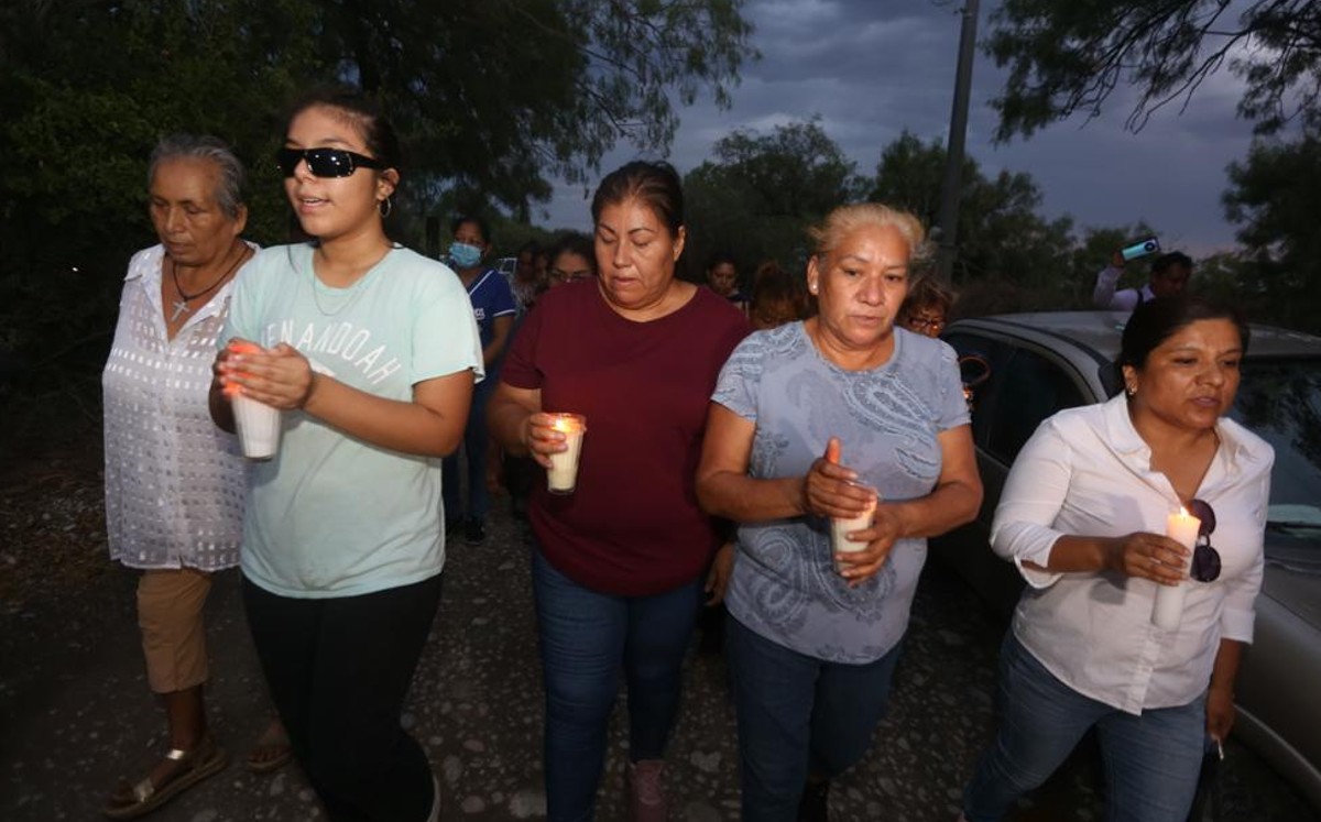 Familiares de mineros atrapados en Coahuila realizan procesión
