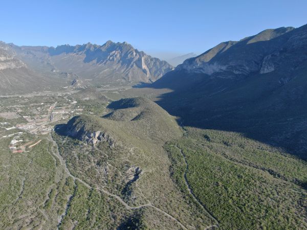 Los interesados en el proyecto pretenden construir en el Cañón de Ballesteros, al interior del Parque Nacional Cumbres en La Huasteca, en la zona pert