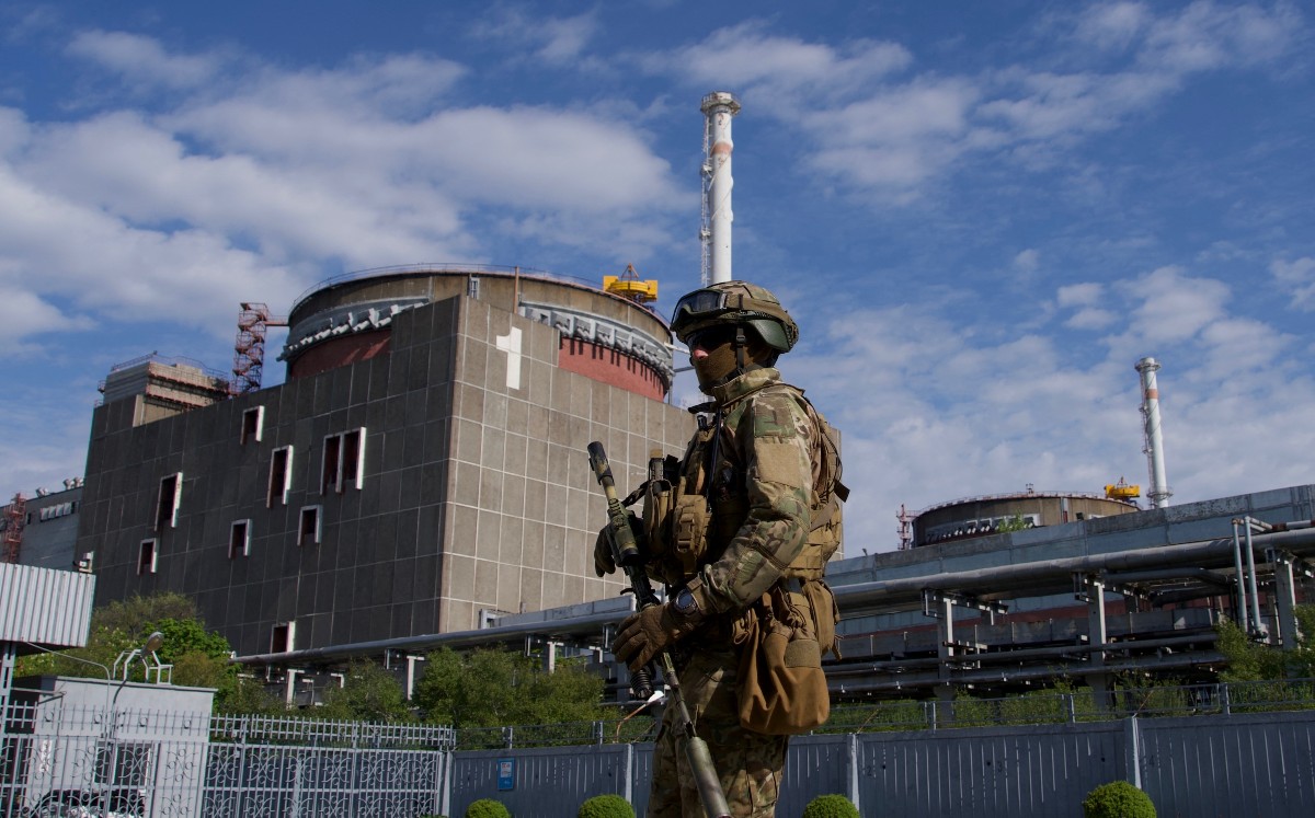 Militar ruso patrulla el territorio de la central nuclear de Zaporizhzhia en Energodar. | AFP (Archivo)