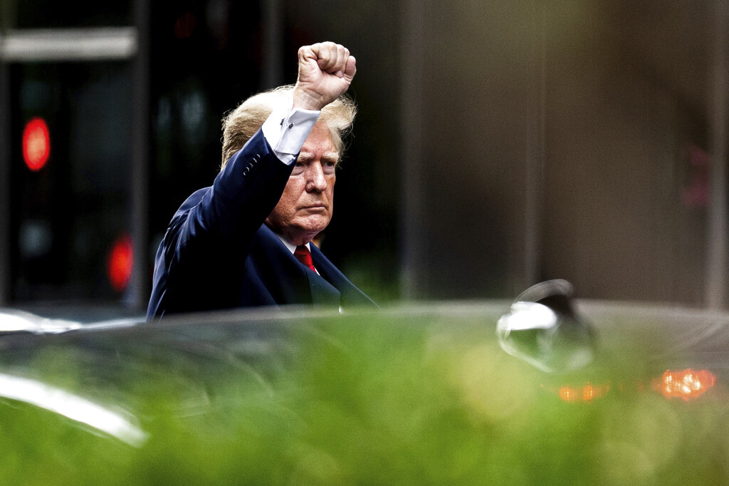 El ex presidente de Estados Unidos, Donald Trump, saliendo de la oficina de la fiscalía de Nueva York. (AP)