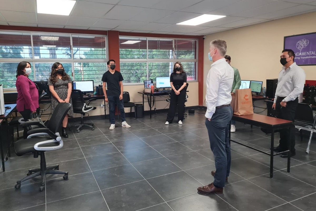 Los alumnos trabajan en conjunto con Foundamentality en diversos proyectos. (cortesía)