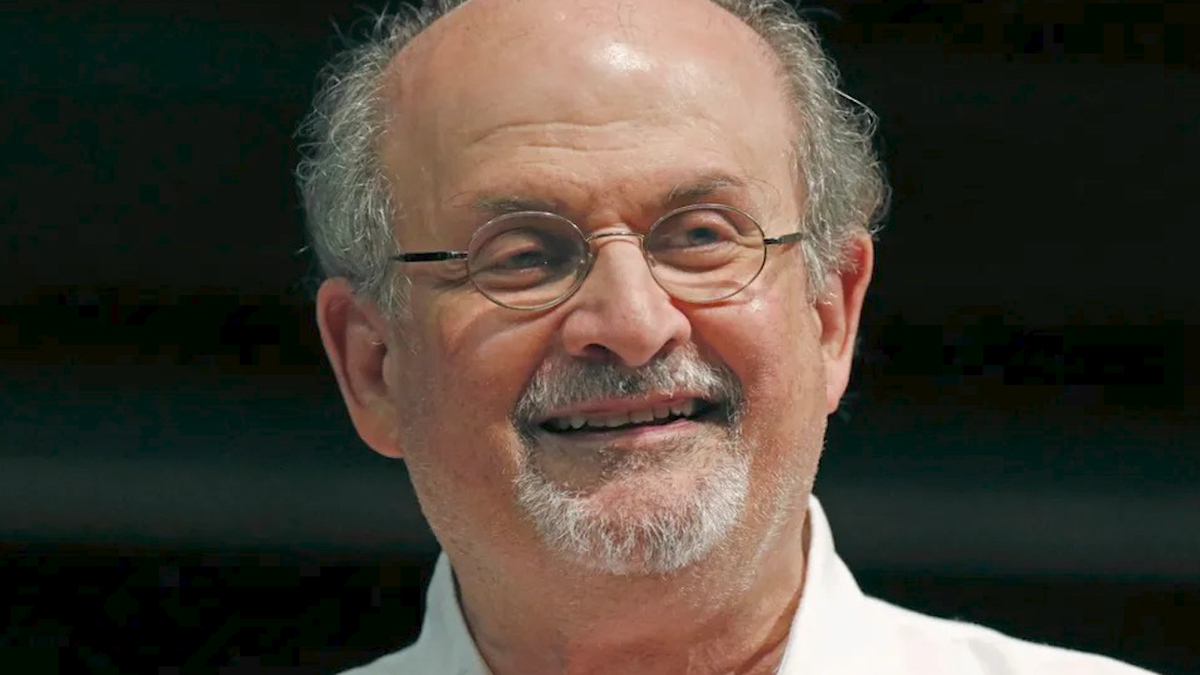 Atacan al escritor Salman Rushdie en plena conferencia tras ser amenazado de muerte por libro