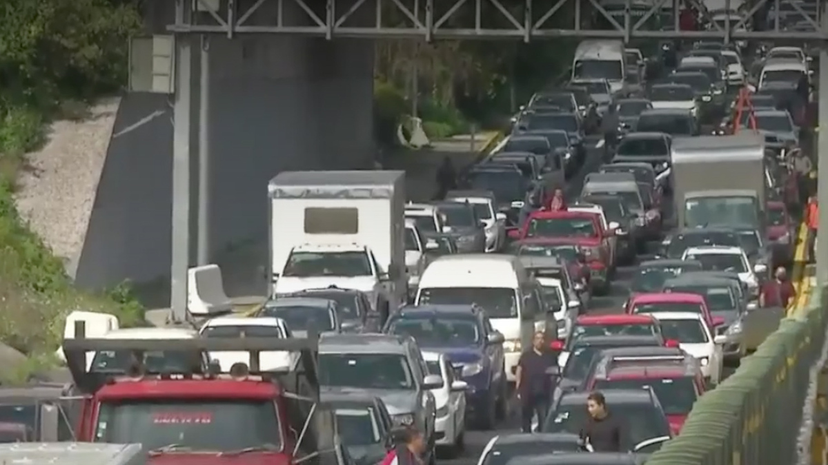 Bloqueo en autopista México - Toluca por incendio de casas