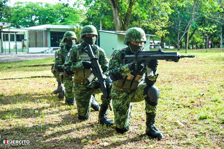Militares y civiles se gradúan en maestría de seguridad nacional. (@SEDENAmx)