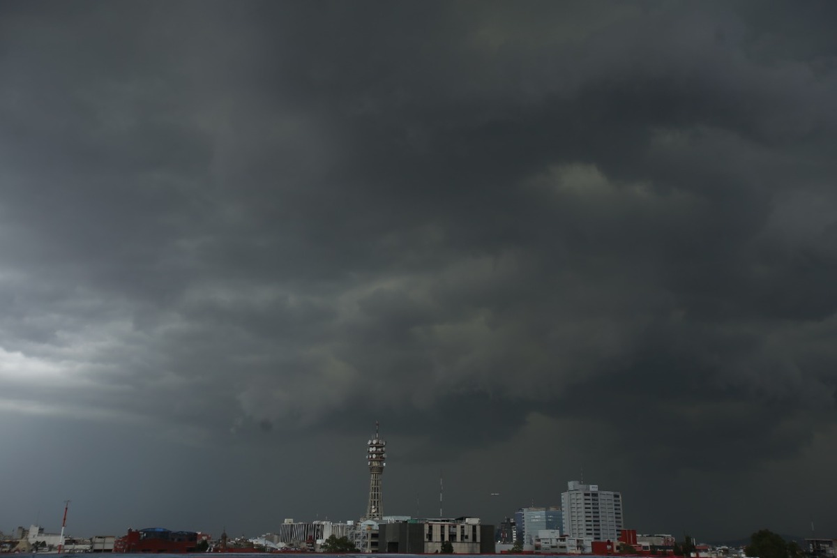 Nubes negras sobre el centro de la Ciudad de México. (Juan Carlos Bautista)