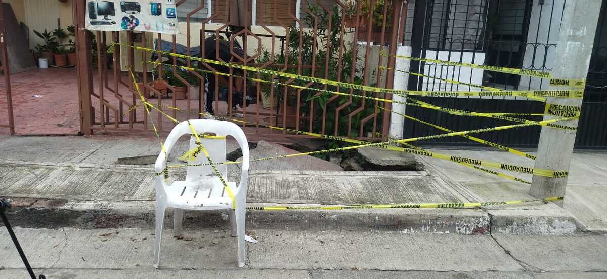 Reportan socavón afuera de propiedad en Guadalajara (Diana Barajas)