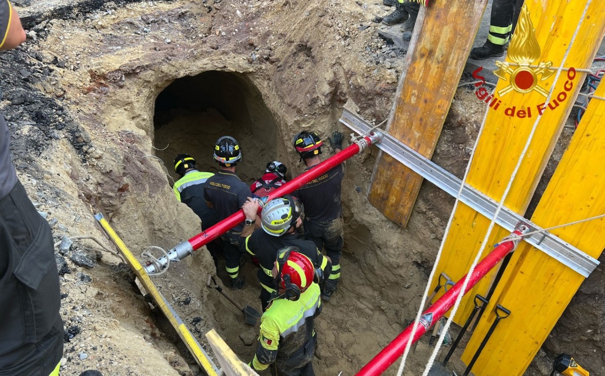 Rescatan a hombre de un túnel en Roma. | AFP