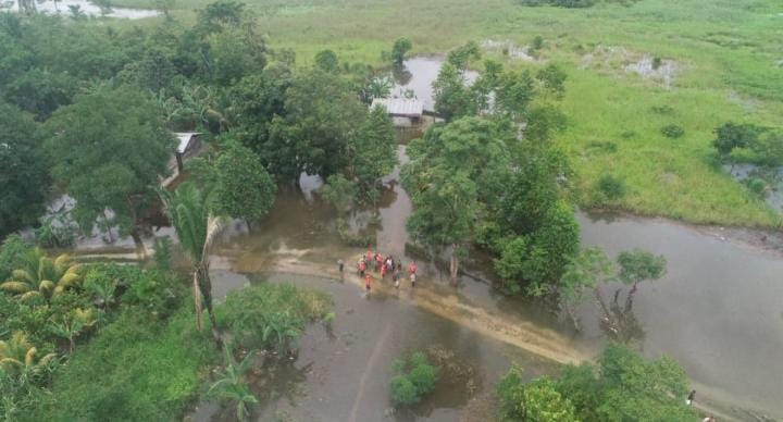 Desbordamiento de ríos generan inundación en caserío Polígono 1, El Estor, Izabal. (@ConredGuatemala)