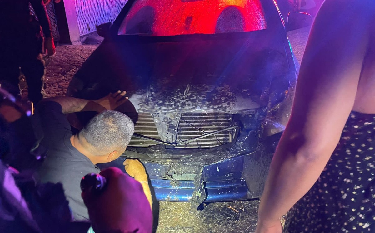 En la colonia Carbajal un auto Nissan Sentra fue incendiado. (Said Betanzos)