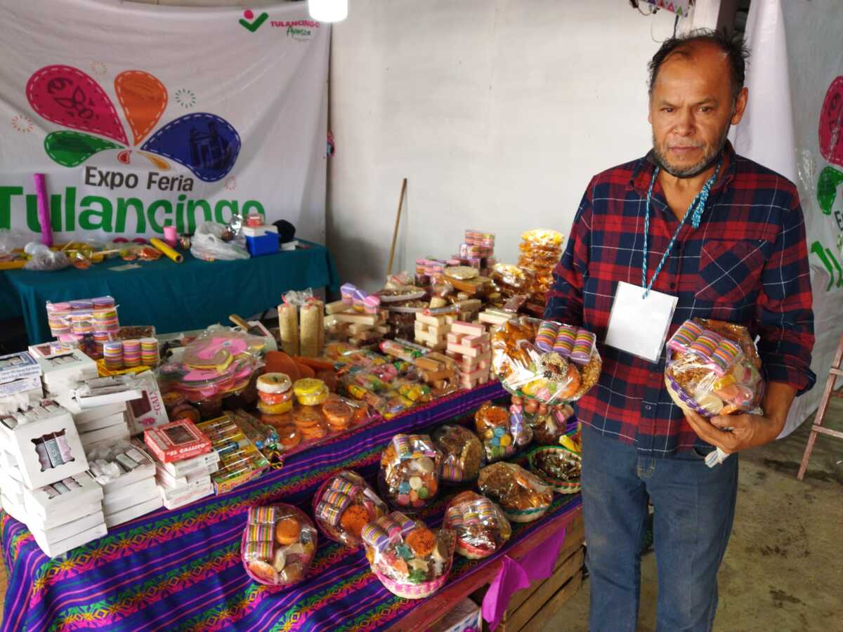 Luis Palafox, vendedor de dulces tradicionales en la Expo Feria Tulancingo 2022 (Elizabeth Hernández)
