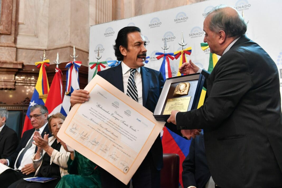 Omar Fayad recibió la distinción “Líderes para el desarrollo: Gobernador Enrique Tomás Cresto” (Cortesía)
