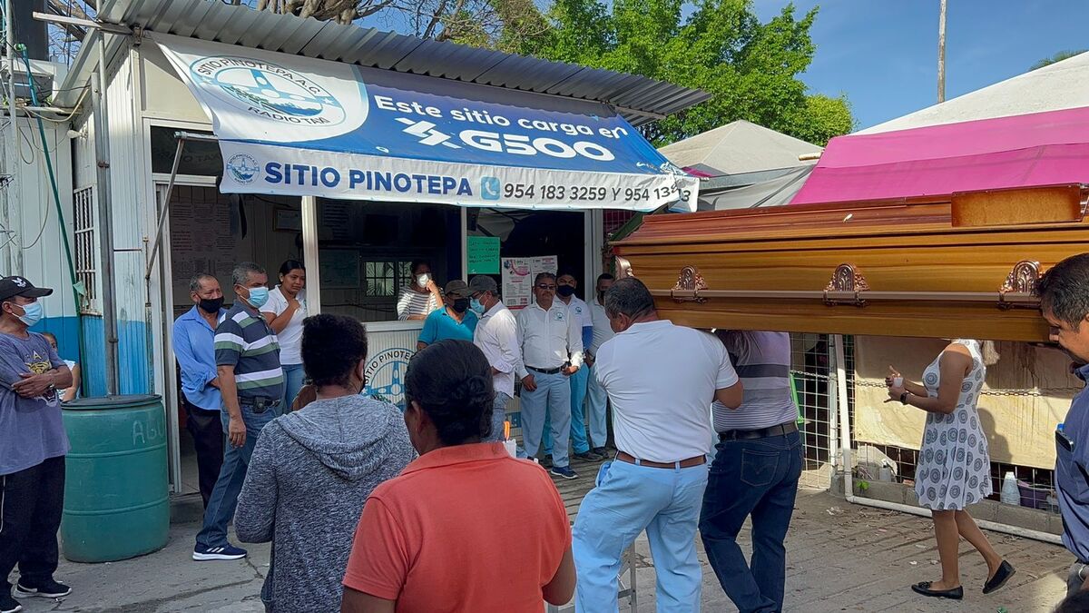 Taxistas , familiares y amigos realizaron una misa de cuerpo presenta para el conductor.