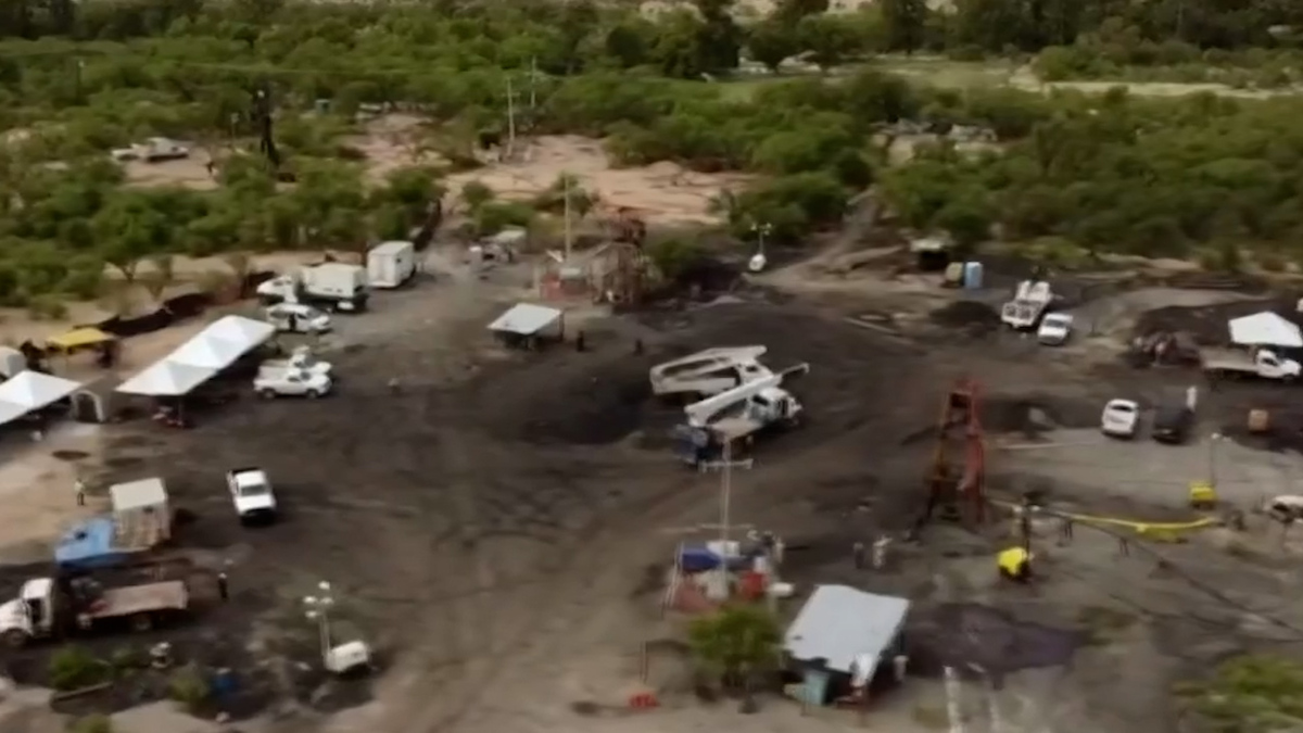 Aumenta el nivel del agua dentro de la mina con trabajadores