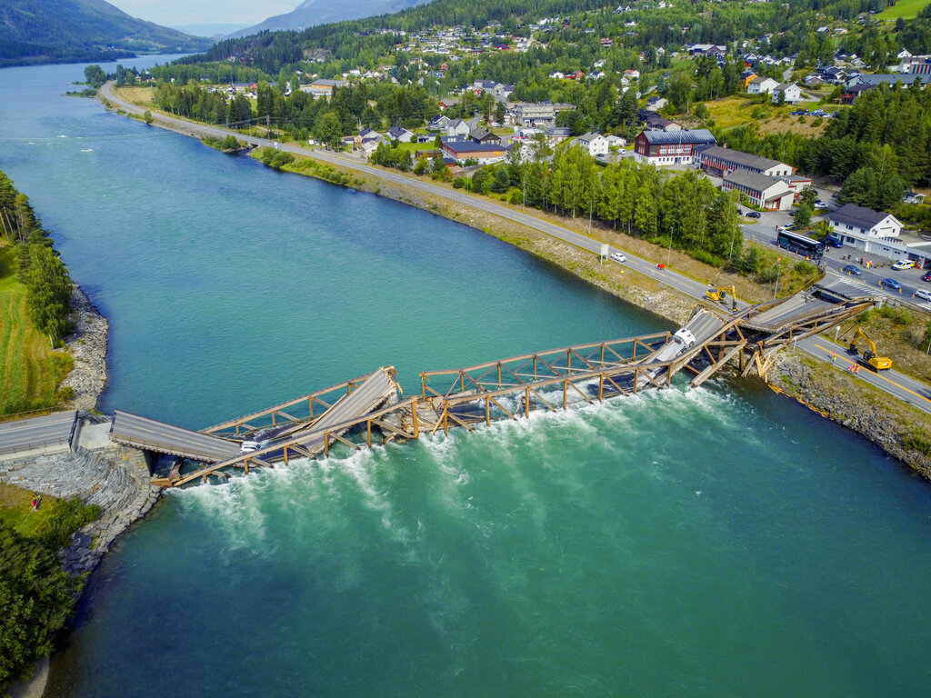 El puente colapso provocando el rescate. | AP