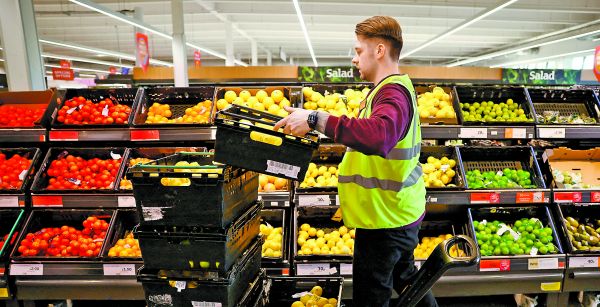 Energéticos y alimentos están entre los principales productos cuyas alzas pegan más a la economía británica. Henry Nicholls/Reuters