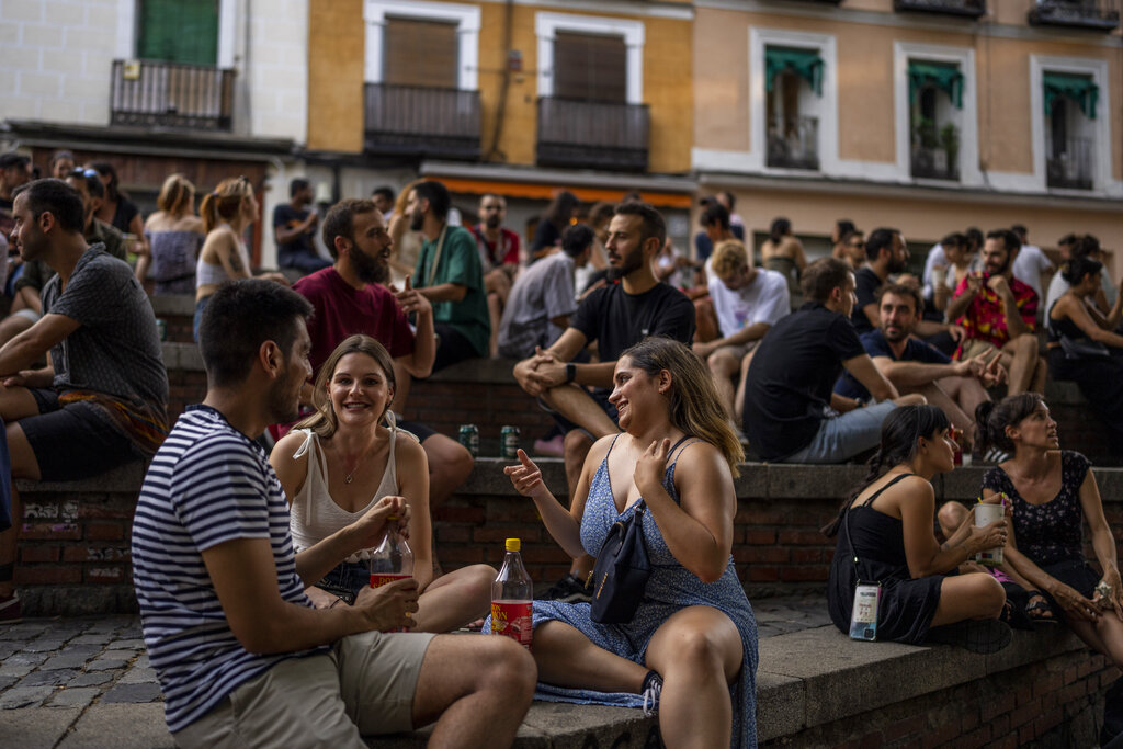 Los españoles han registrado varias olas de contagio de covid-19. | AP