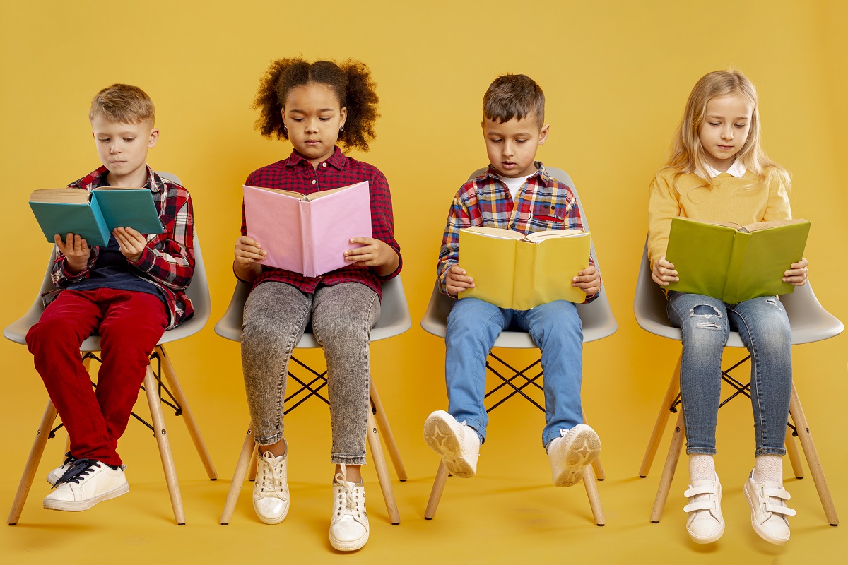 Los menores pueden aprender a leer en el transcurso del primer y segundo año de la primaria. (freepik.es)