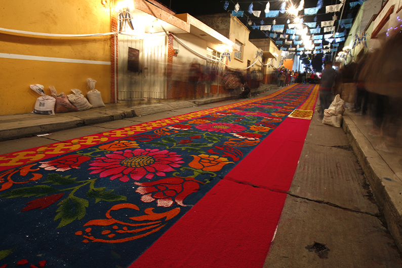 La “Noche que nadie duerme” es una tradición en donde familias enteras y artesanos del municipio de Huamantla en Tlaxcala adornan sus calles. | Ariana