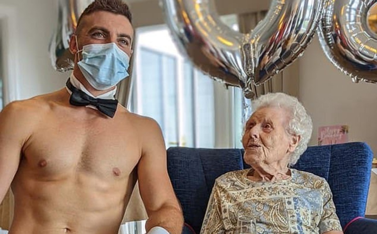 El stripper y la bisabuela en la celebración. | PA Real Life